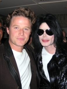 14604_billy-bush-and-michael-jackson-pose-for-the-access-cameras.jpg 14604_billy-bush-and-michael-jackson-pose-for-the-access-cameras.jpg