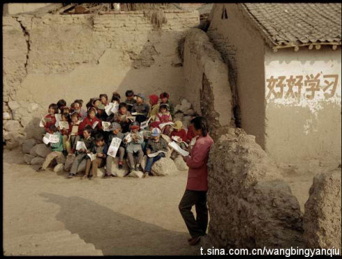 坐在角落里听课的孩子们