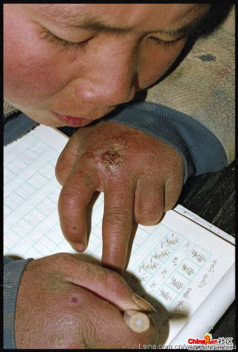 认真写字的孩子