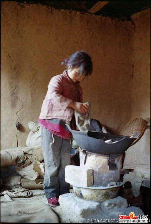 正在做饭的孩子