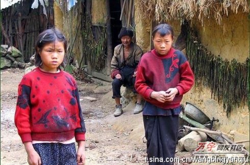 表情令人难过的孩子们