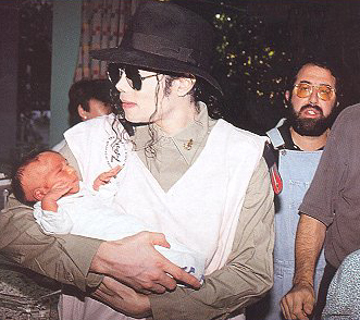 dsfsd-michael-jackson-8832229-331-294.jpg