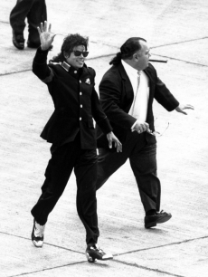 96861_michael-jackson-and-frank-dileo-arrive-at-heathrow-airport-in-london-for-t.jpg