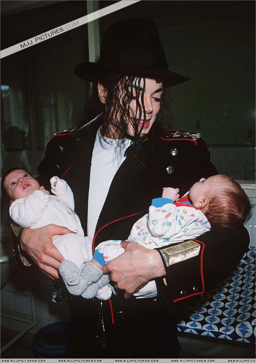 Various-Michael-visits-Bucharest-michael-jackson-7524317-846-1200.jpg