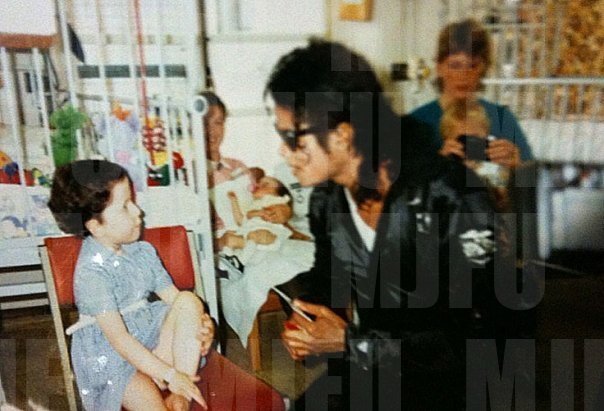 mike-michael-jackson-19743427-604-411.jpg