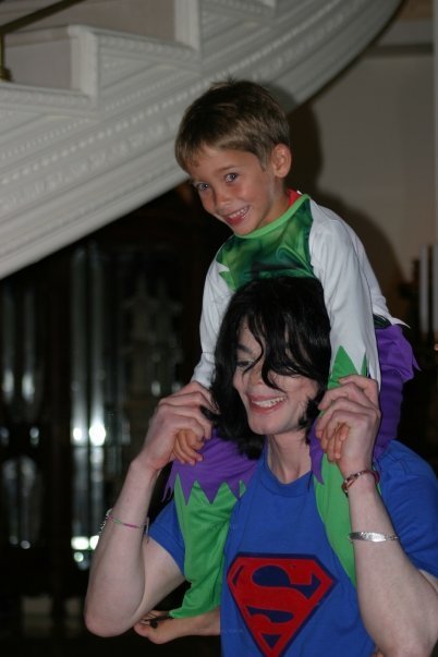 MICHAEL-michael-jackson-18943795-402-603.jpg
