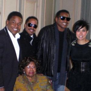 tito_marlon_and_jackie_jackson_with_mum_katherine_and_singer_ai_1249537.jpg