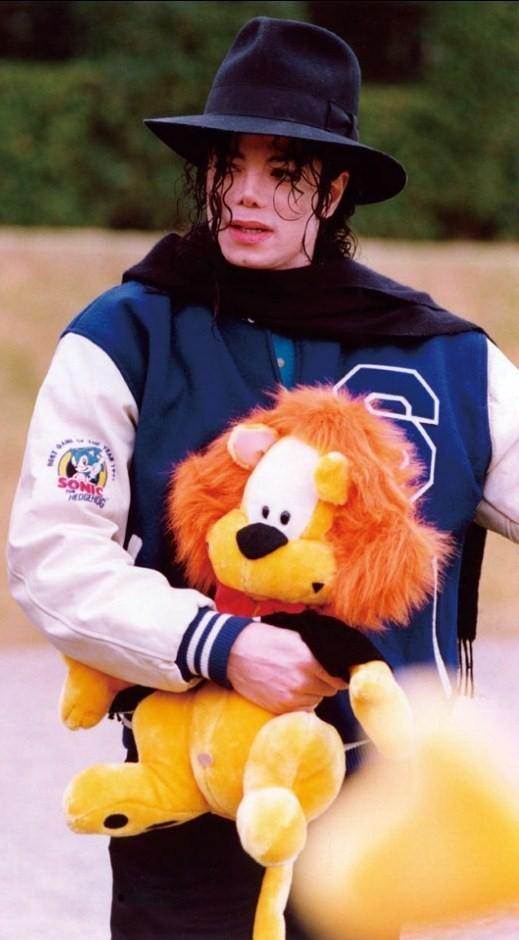 Michael-Jackson-a-choco-bear-michael-jackson-25031545-519-940.jpg