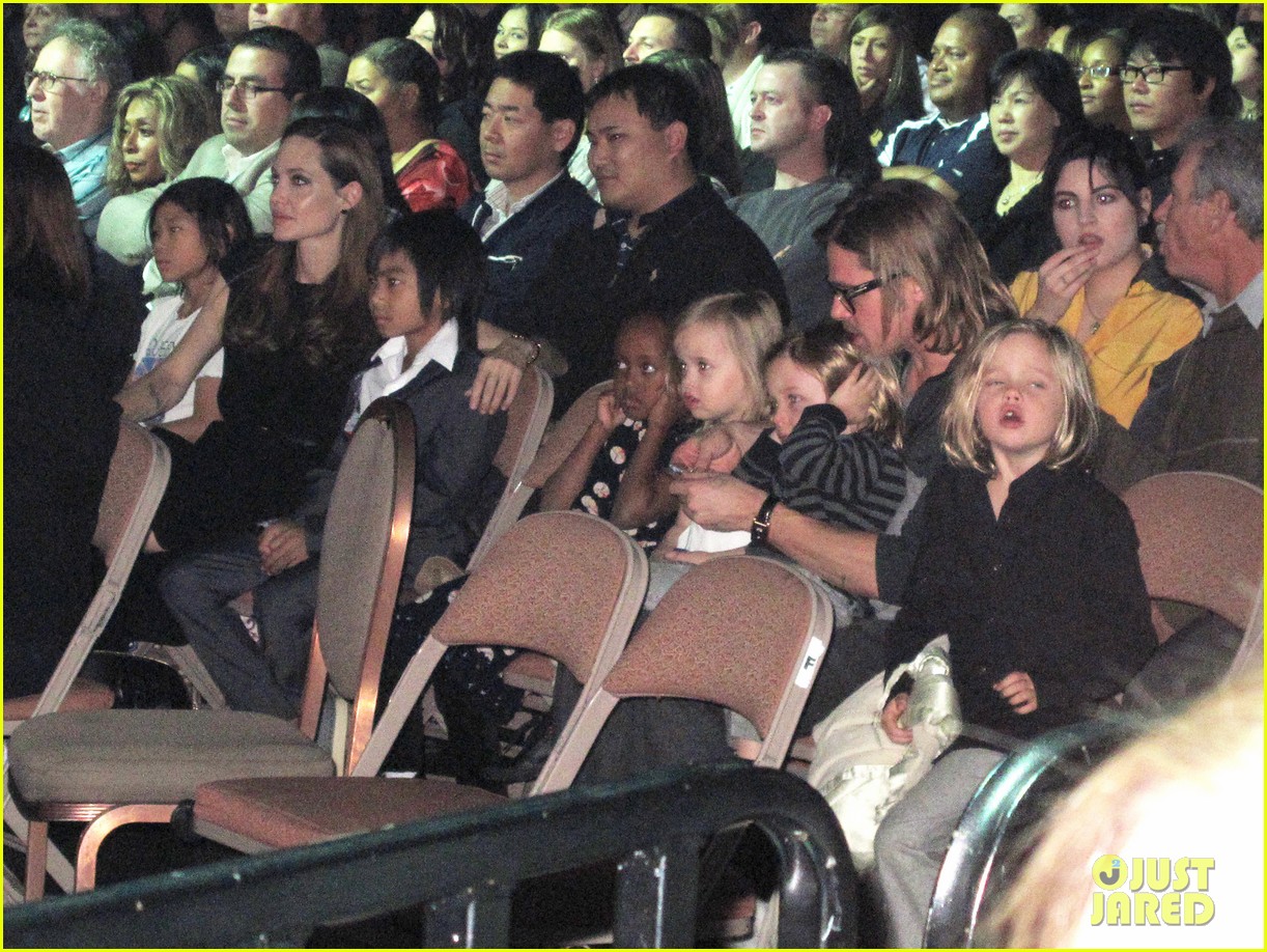 brad-pitt-angelina-jolie-cirque-du-soleil-inside-05.jpg