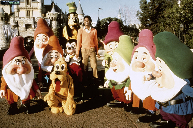 michael-films-a-special-at-disneyland-for-disneys-25th-anniversary(15)-m-2_副本.jpg