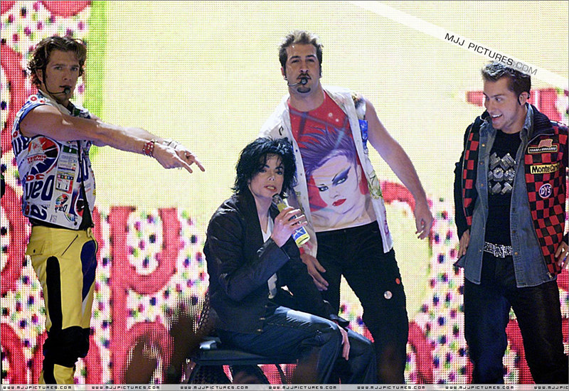Michael-with-N-sync-michael-jackson-7175719-1200-825_副本.jpg Michael-with-N-sync-michael-jackson-7175719-1200-825_副本.jpg