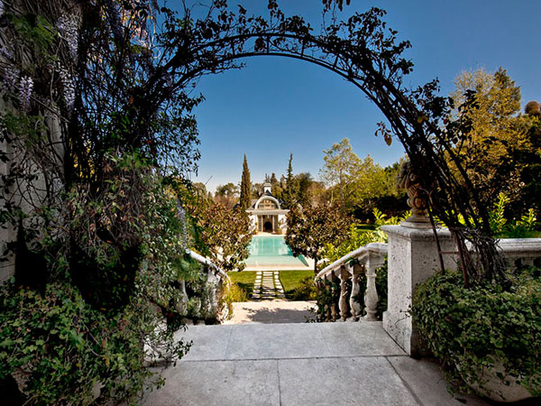michael_jacksons_home_1806896_n.jpg