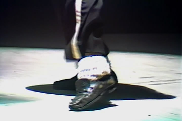 Michael Jackson  Bad Tour Live At Wembley Stadium 1988 (2012).divx_snapshot_01.4.jpg