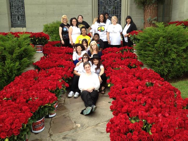 MJ忌日,他的墓地,1.3万朵玫瑰花海 2013 - MJ逝