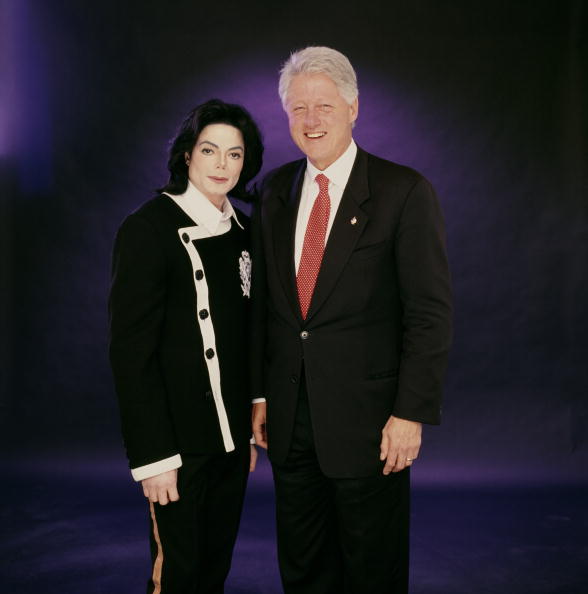 Michael-Jackson-and-President-Bill-Clinton-michael-jackson-30429345-588-594.jpg