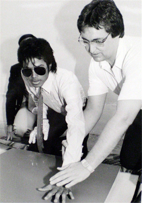 ROCK Michael Jackson Hand Footprints Found _FawnWftON0l.jpg