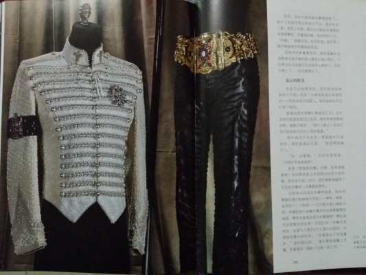 布什亲自设计迈迈下葬入棺时并为迈穿上的珍珠礼服－迈的最爱