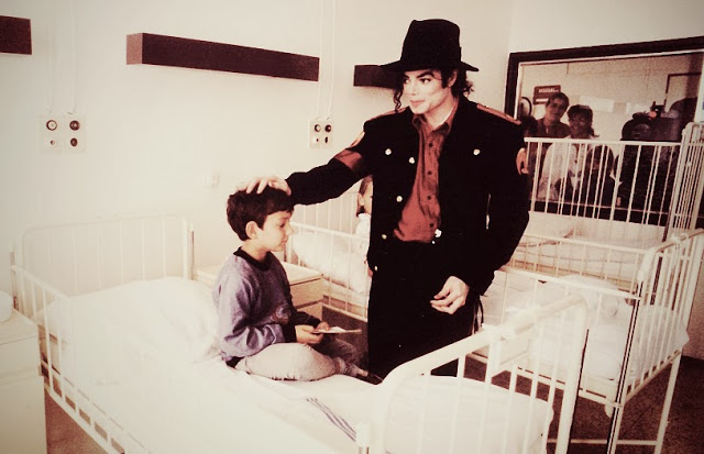 Hospital-Visit-michael-jackson-25906125-814-525.jpg