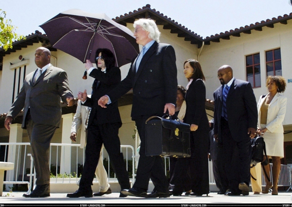trial-photos-june-2005-june-1-2005-michael-jackson-11318648-819-581.jpg