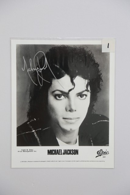迈克尔杰克逊亲笔签名照片.jpg