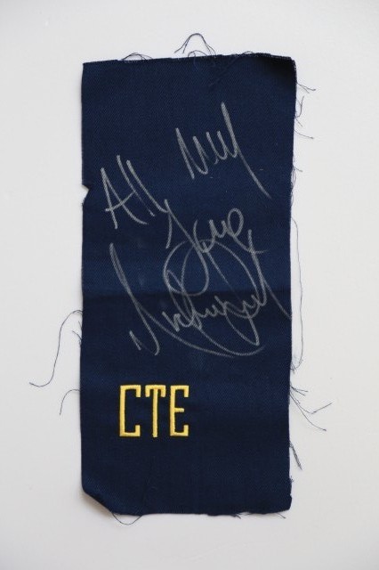 迈克尔杰克逊亲笔签名CTE布料.jpg