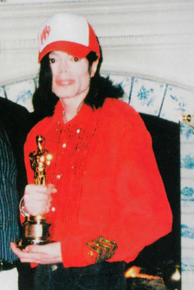 Mike-with-an-OSCAR-award-michael-jackson-29387581-768-800_.jpg