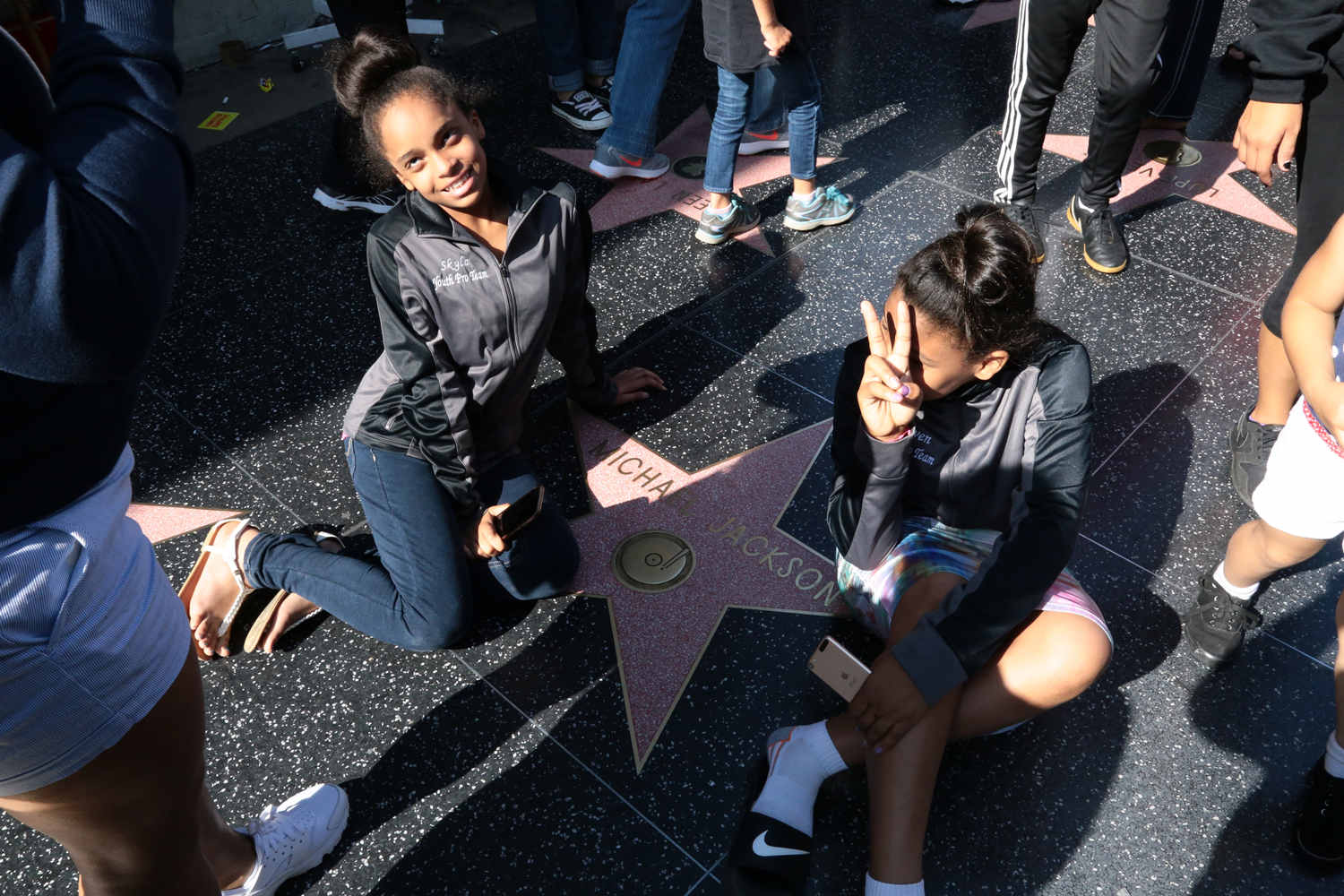 围观合影的人很多