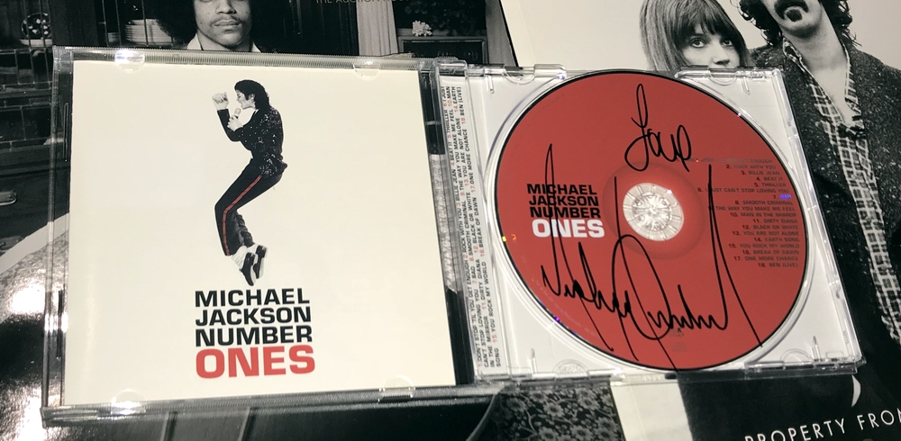 005 NUMBER ONES亲笔签名精选CD1.jpg