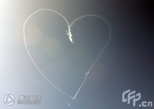 飞机“起舞”画白色心型悼念杰克逊.jpg