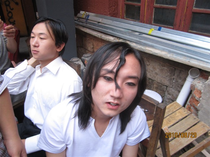 化妆中的馒头哥哥和雄哥