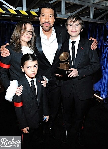 Blanket-Jackson-Grammys-01-2010-01-31.jpg