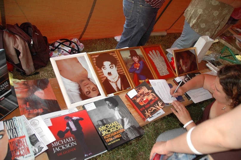 MJworldcryday022.jpg