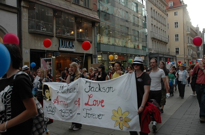 MJworldcryday038.jpg
