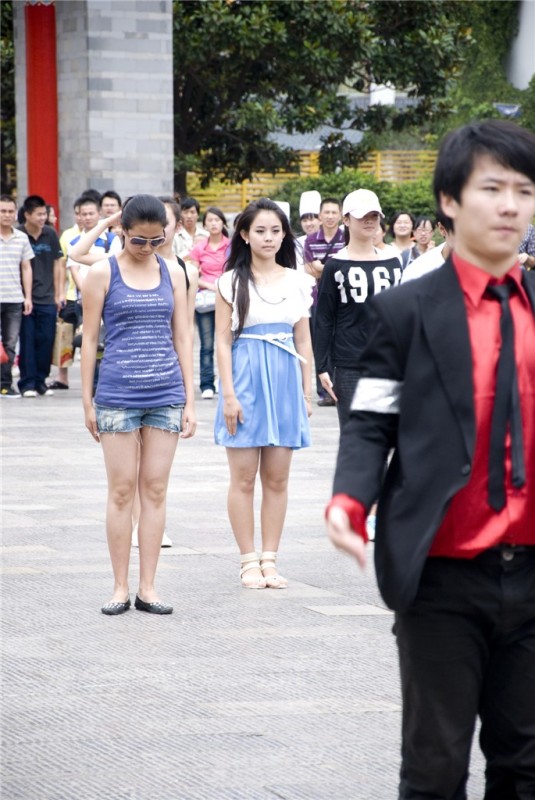 不是我们不难过，而是不想把悲伤带到你的音乐里。可是，请原谅我们，还没有学会忘记你。。。 