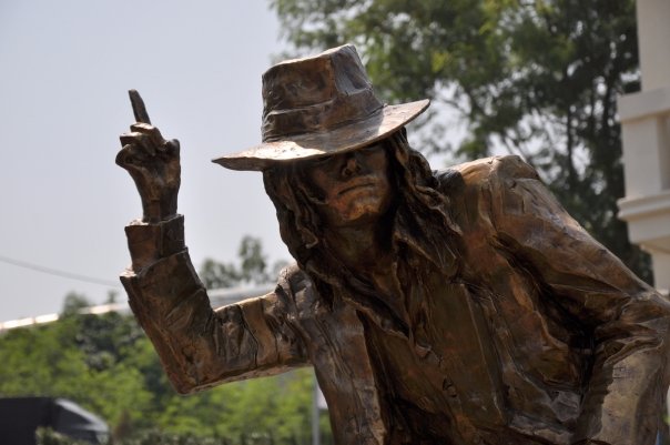 【高清视频】杜德伟自资兴建迈克尔杰克逊铜像