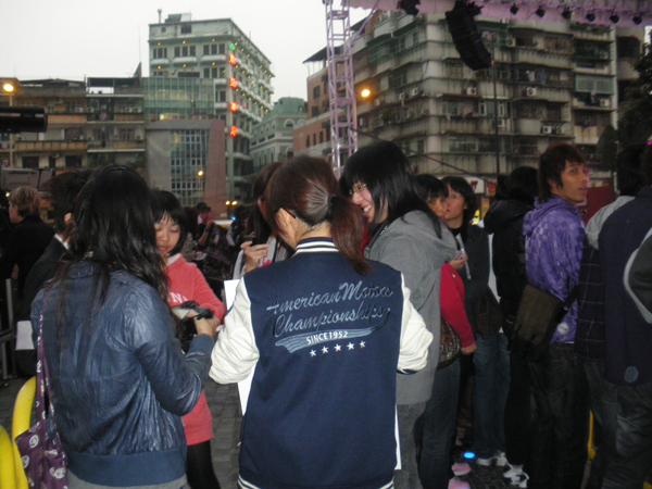 活动前歌迷聚会已群情汹涌.jpg