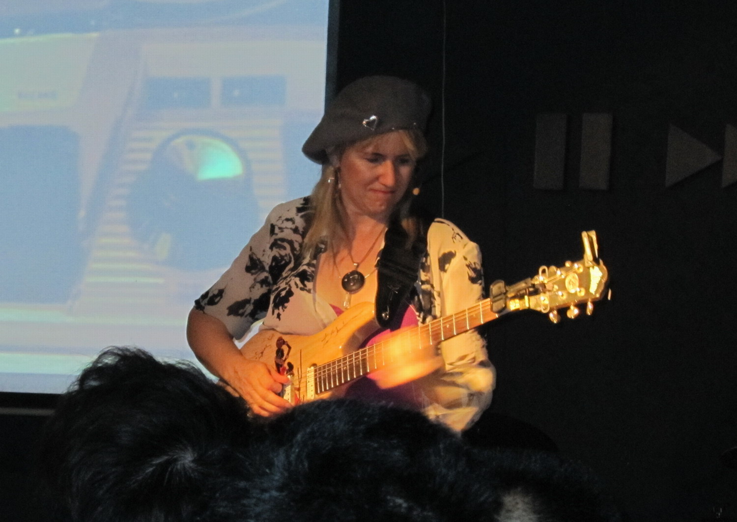 Jannifer在弹奏ing