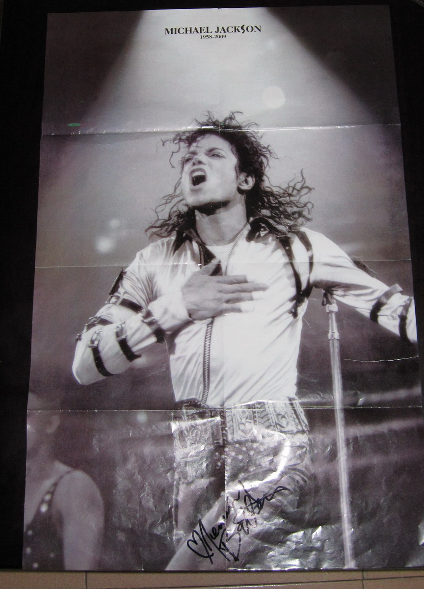 我的MJ海报,Jannifer在MJ的大腿上签名了