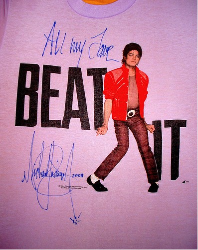 MJ 98_印有“Beat It”造型图案的《Thriller》专辑签名纪念T恤.jpg