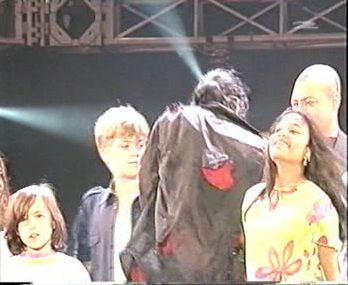 99年德国慕尼黑慈善演唱会,MJ摔下台,摔伤背部