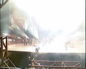 99年德国慕尼黑慈善演唱会,MJ摔下台,摔伤背部