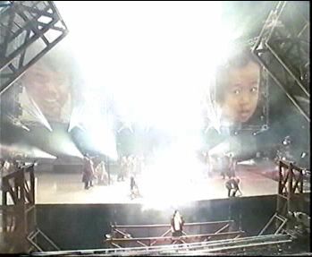 99年德国慕尼黑慈善演唱会,MJ摔下台,摔伤背部