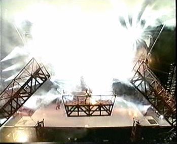 99年德国慕尼黑慈善演唱会,MJ摔下台,摔伤背部