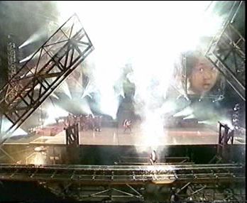 99年德国慕尼黑慈善演唱会,MJ摔下台,摔伤背部