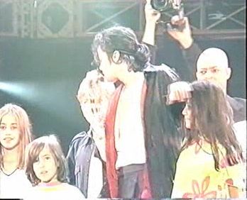 99年德国慕尼黑慈善演唱会,MJ摔下台,摔伤背部