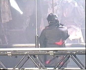 99年德国慕尼黑慈善演唱会,MJ摔下台,摔伤背部