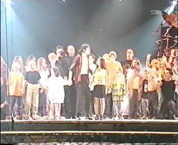 99年德国慕尼黑慈善演唱会,MJ摔下台,摔伤背部