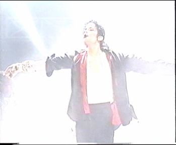 99年德国慕尼黑慈善演唱会,MJ摔下台,摔伤背部