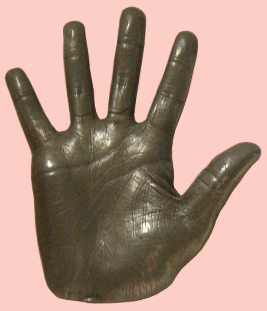 michael-jackson-right-hand-wax-cast-madame-tussauds.jpg
