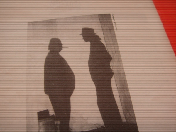 日版的没有！而且还叼根烟！应该是修改过的！美版的是原图